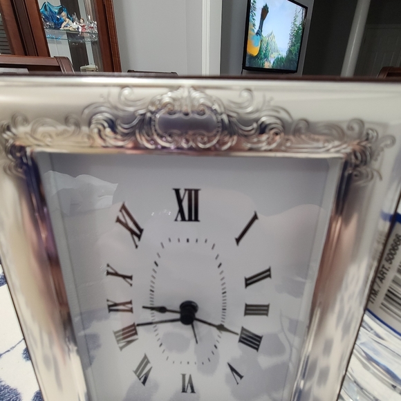 Silver embossed table clock with wood frame - Picture 5 of 6